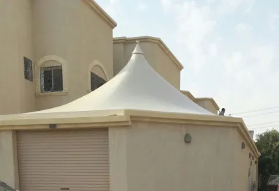 مظلات هرمية المدينة